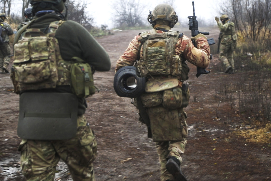 Ukrainische Soldaten ändern ihre Position an einem ungenannten Ort in der Region Donezk.