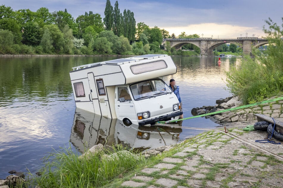 Der Camper landete in der Elbe.
