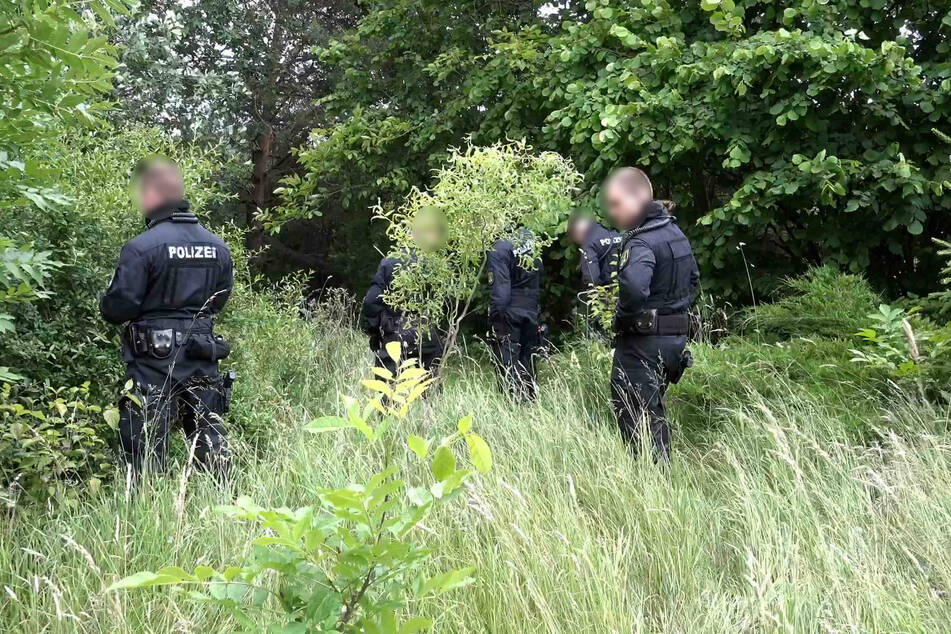 Die Beamten durchkämmten am heutigen Dienstag Wiesen, Felder und Wälder. Dabei fanden sie in einem Waldstück eine leblose Person.