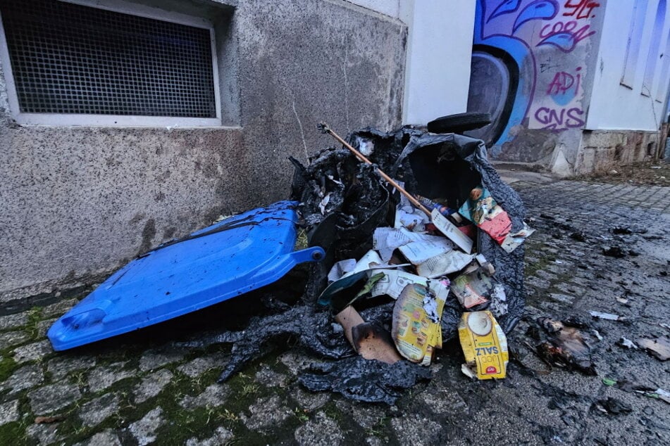 Abgefackelt! Eine Mülltonne brannte am Samstagnachmittag in Chemnitz nieder.