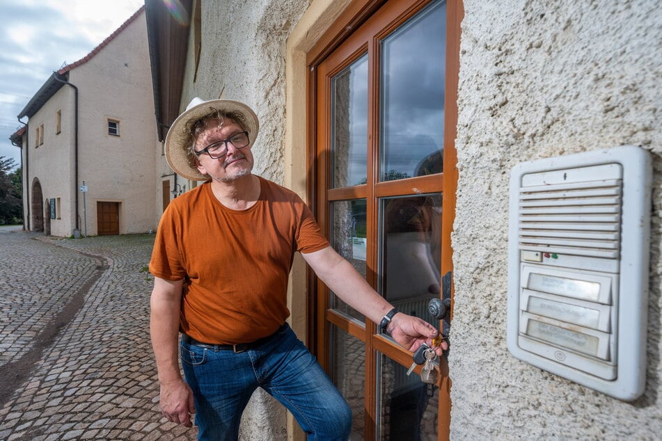 "Über die Brücke fahren, dann rechts schauen, wo jemand winkt": So beschreibt Mathias Heck (53) dem Rettungsdienst seine Adresse.