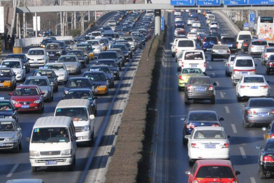 Der Straßenverkehr in China, wie hier in Peking, hat sowieso schon seine eigenen Gesetze. Doch dieses Verhalten des Hunde-Besitzers war dann doch etwas zu viel.