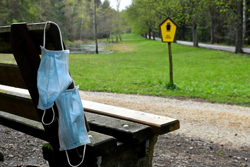 Die nicht recycelbaren Masken belasten unsere Umwelt.