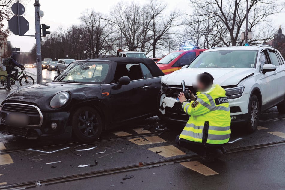 Zwei Fahrzeuge stießen auf dem Sachsenplatz zusammen. Zwei Personen wurden durch den Verkehrsunfall verletzt in ein Krankenhaus eingeliefert. Die Polizei ermittelt die Unfallursache.
