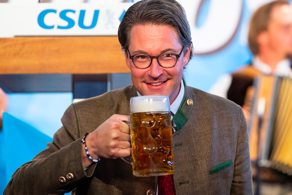 Andreas Scheuer (45, CSU), Bundesminister für Verkehr und digitale Infrastruktur, trinkt aus einer Maß Bier beim virtuellen politischen Frühschoppen Gillamoos in einer Festhalle.