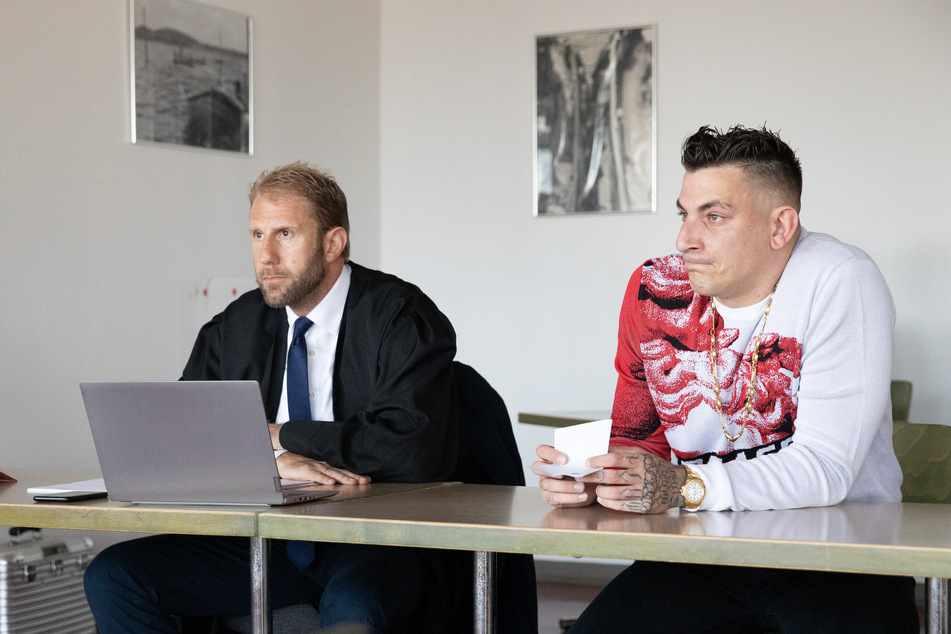 Vertreten wird Gzuz (r.) von TV-Anwalt Christopher Posch.