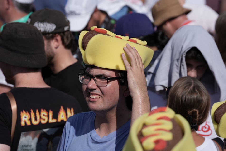 Zuschauer versammeln sich vor dem "Nathan’s Famous"-Hot-Dog-Wettessen auf Coney Island.