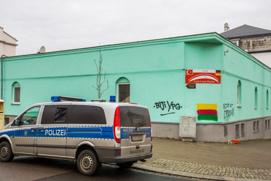 Ein 34-Jähriger zündete in der DITIB-Zentralmoschee an der Hühndorfer Straße ein Regal an. Er wurde von der Polizei festgenommen. (Archivbild)