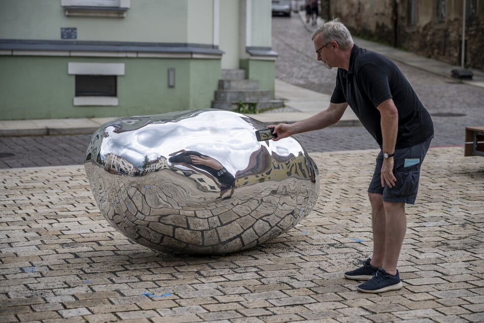 In Freiberg steht das Kunstwerk "Trashstone 689" des Künstlers Wilhelm Mundt (67).