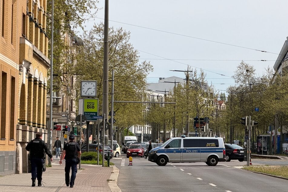 Die Polizei hat die Prager Straße stadteinwärts gesperrt.