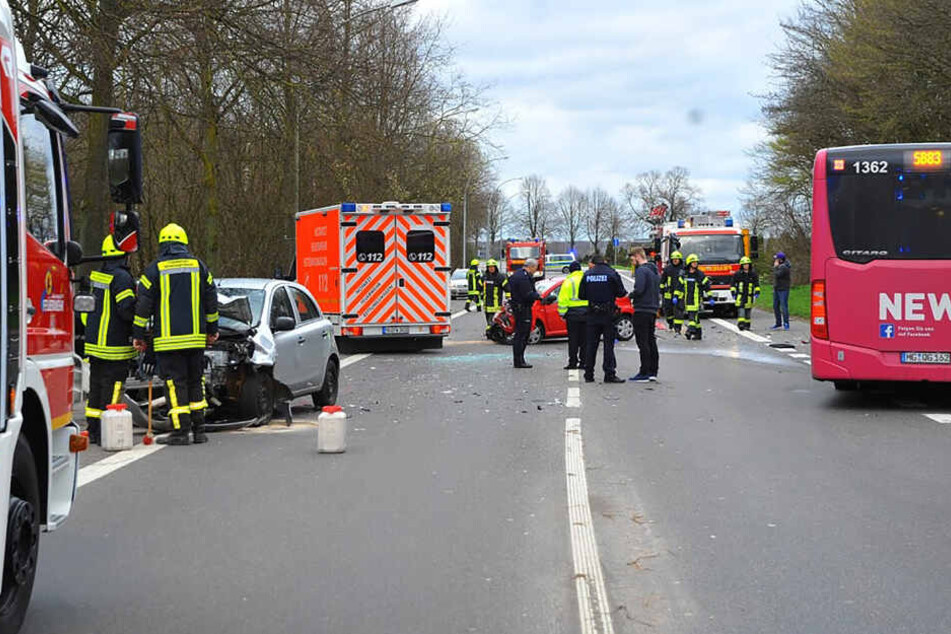 Bei dem Unfall, bei dem ein Linienbus und ein Auto ineinander gefahren waren, sind mindestens 36 Menschen verletzt worden.