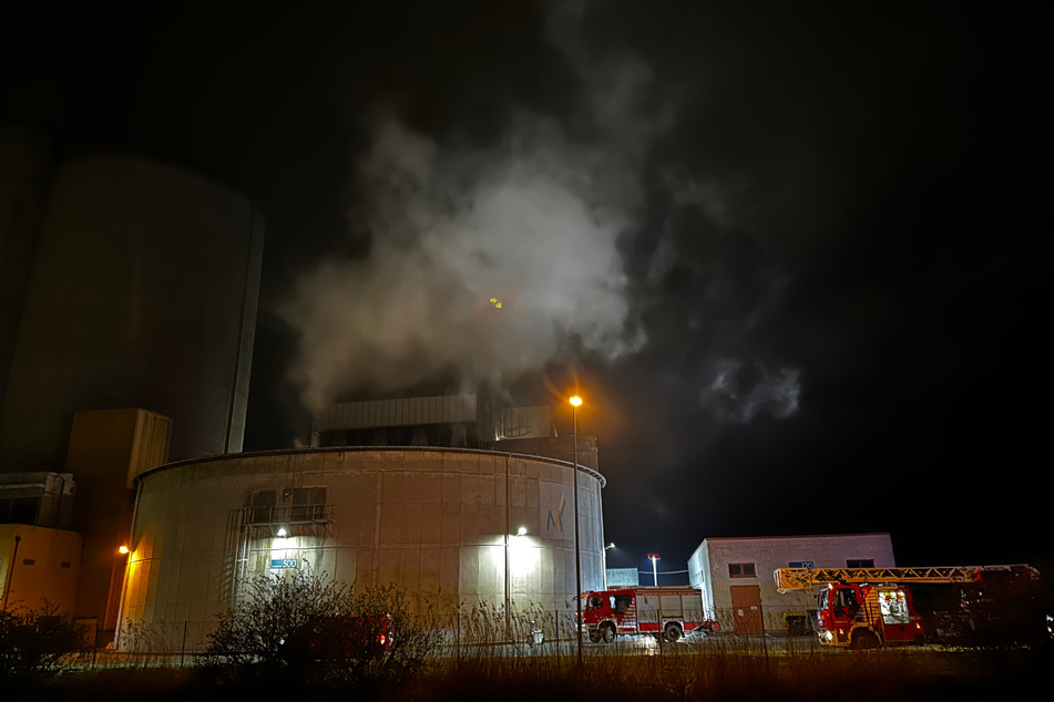 Explosionsgefahr: Feuer in Malzfabrik sorgt für Großalarm!