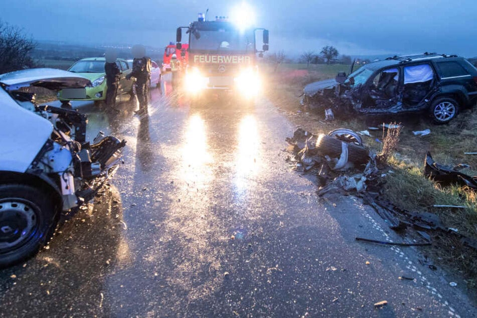 Die Fahrerin des Jeeps musste von der Feuerwehr aus ihrem Wagen befreit werden.