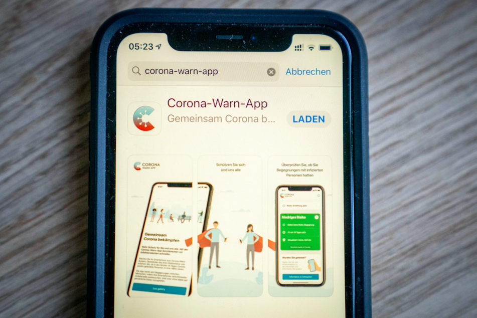 Die offizielle Corona-Warn-App steht am frühen Morgen zum Download im App-Store bereit.