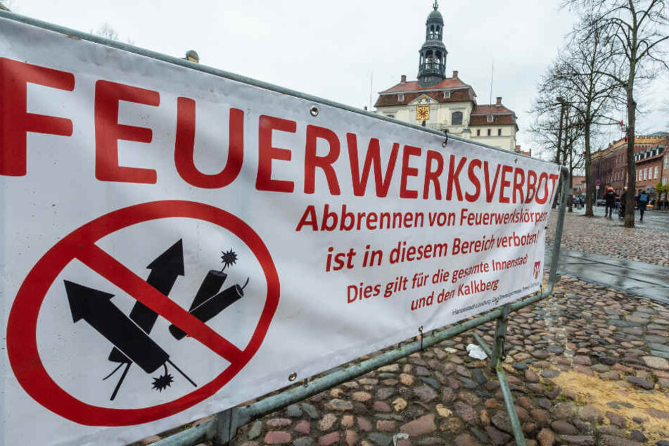 Feuerwerksverbot" steht unter anderem auf einem Banner in der historischen Innenstadt von Lüneburg.