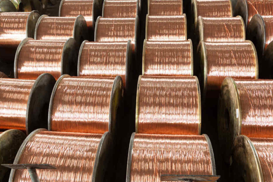 Buntmetalldiebe haben in Böhlen (Landkreis Leipzig) ein ein Kilometer langes Kupferkabel demontiert und mitgehen lassen.