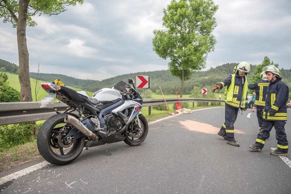 Der Motorradfahrer musste mit schweren Verletzungen ins Krankenhaus.