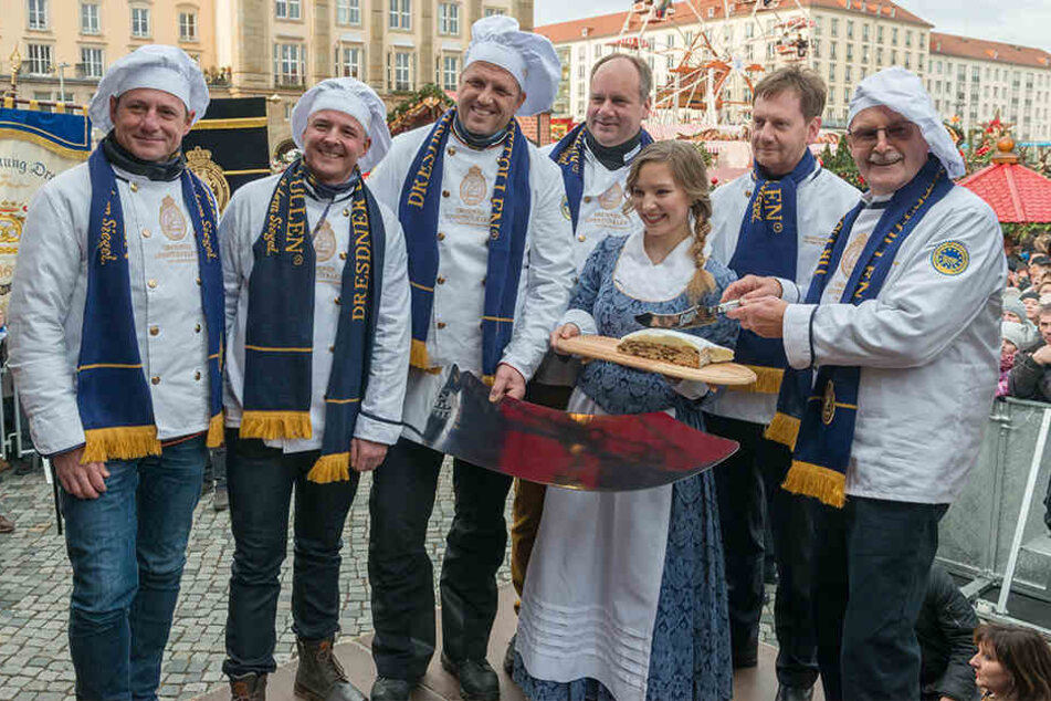 OB Dirk Hilbert (47, Mitte) und Ministerpräsident Michael Kretschmer (43, 2.v.r.) feierten das Lieblingsgebäck der Dresdner.