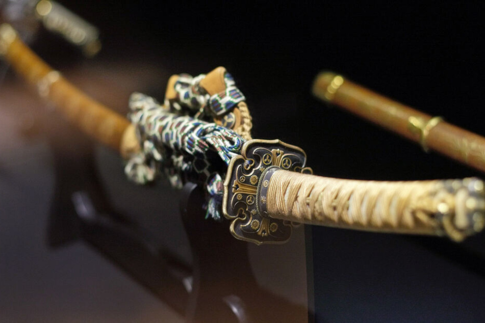 Ein Samurai-Schwert aus dem 15. Jahrhundert liegt in der Vitrine einer Ausstellung – das Schwert des Angreifers könnte ähnlich ausgesehen haben.