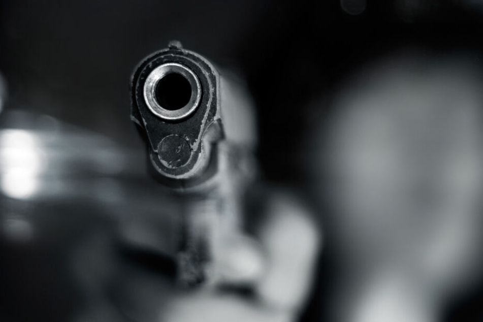 Der 50-Jährige soll mit einer Gasdruckpistole auf seine getrennt lebende Ehefrau und deren Bruder geschossen haben. (Symbolbild)