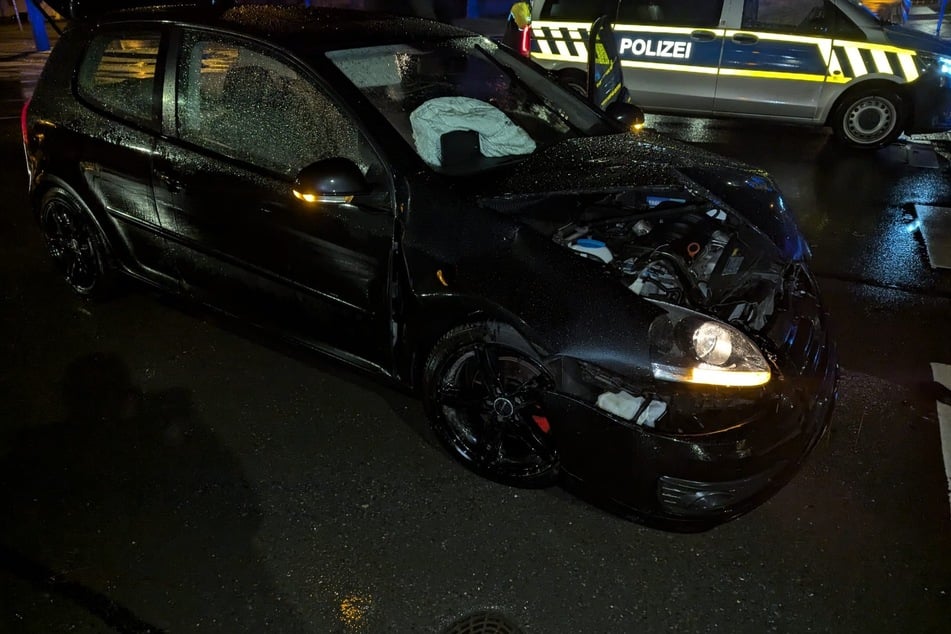 Einer der Wagen war auf den Straßenbahngleisen liegen geblieben.