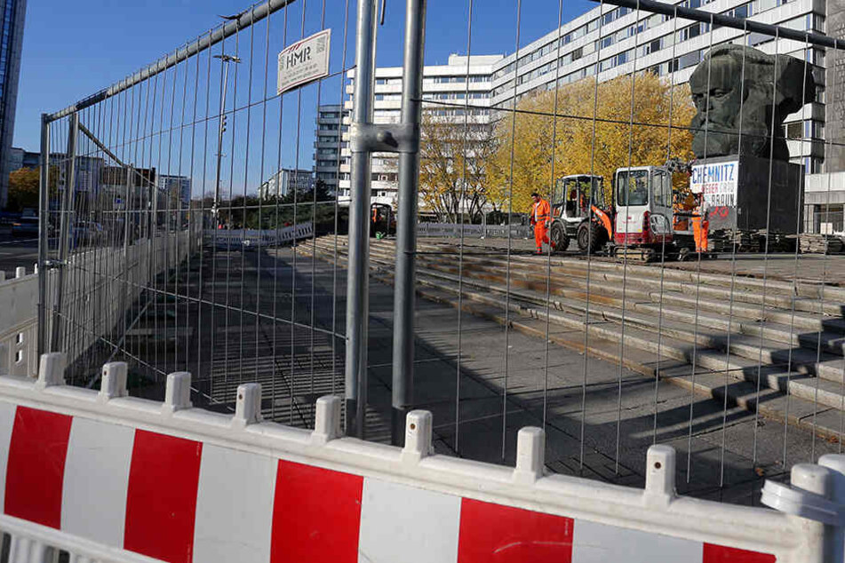 Wegen Bauarbeiten ist die Demo-Fläche am Karl-Marx-Monument bis Ende November gesperrt.