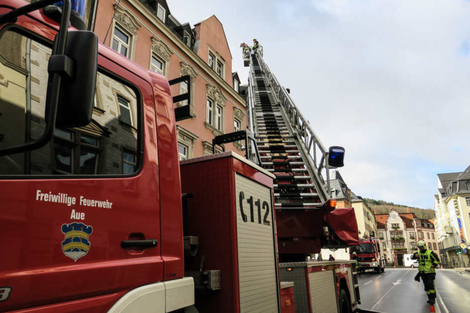 Die Feuerwehr sperrte die B101 komplett ab.