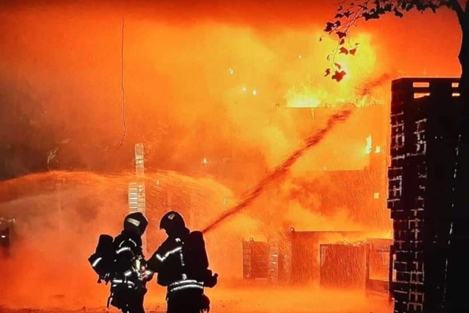 Die Feuerwehr kämpfte gegen Flammen. In der Lagerhalle war Elektroschrott in Brand geraten.