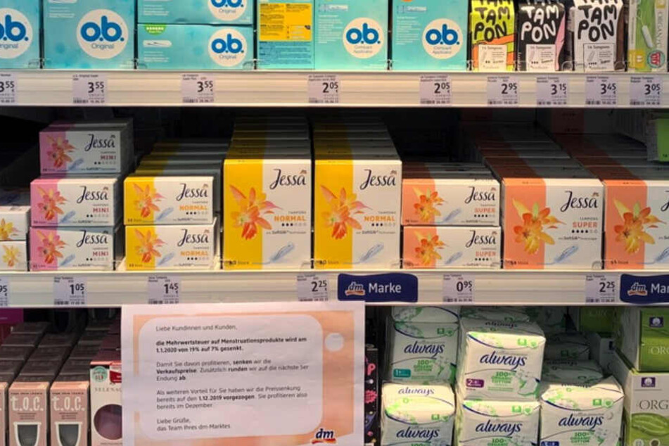 Ein Regal bei DM ist vollgepackt mit Menstruationsprodukten.
