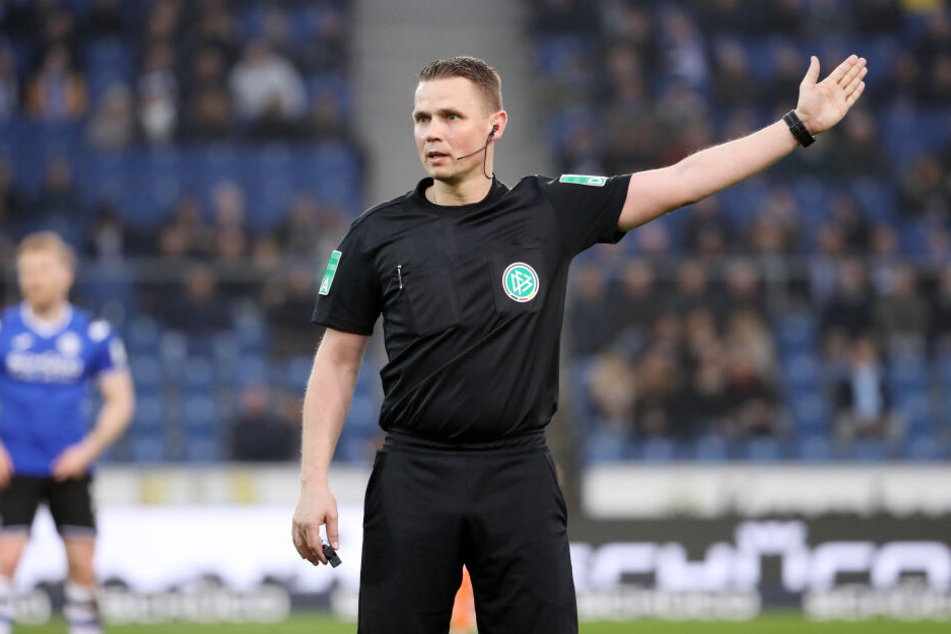 Schiedsrichter Robert Kampka entschied sich gegen ein Strafstoß für den FC Erzgebirge.