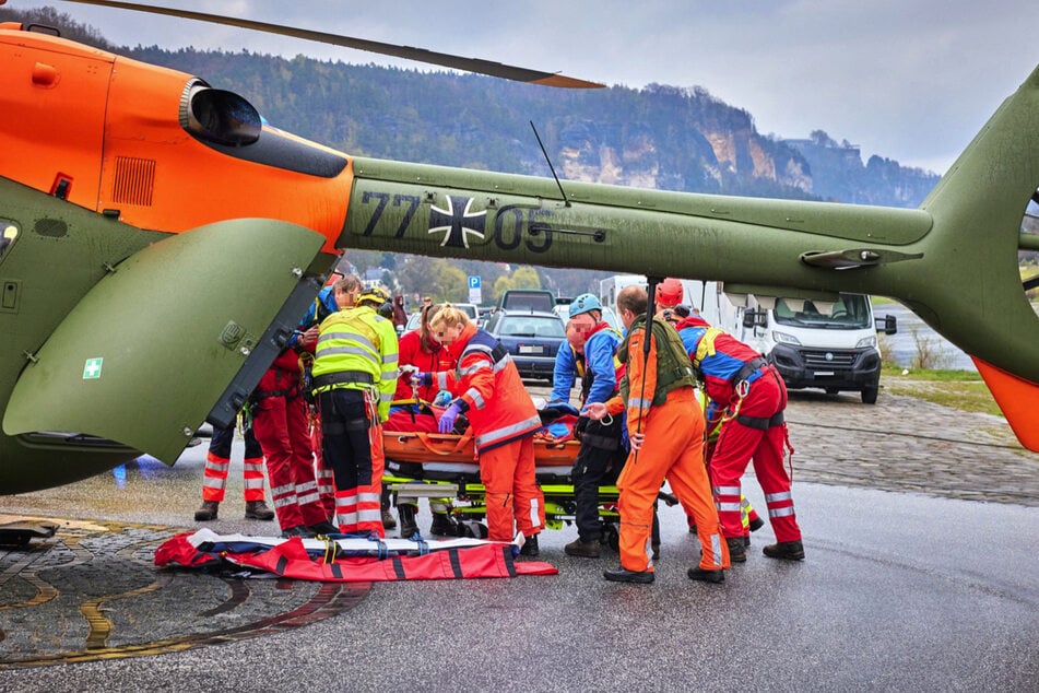 Ein Rettungshubschrauber brachte den 27-Jährigen ins Krankenhaus.