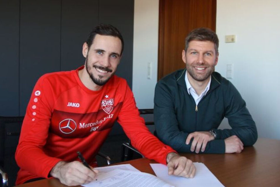 Jens Grahl (l.) nebst Thomas Hitzlsperger bei der Vertragsunterzeichnung.