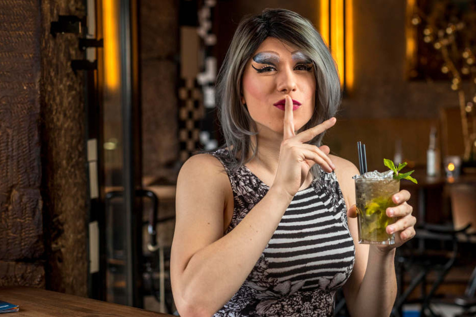 "Pst, ich werde erst vier", Lara Liqueur (21) stößt mit einem alkoholfreien
Freshmaker im "Café Europa" auf das Jubiläum an. "Ich trinke aber auch gern
Pfeffi."