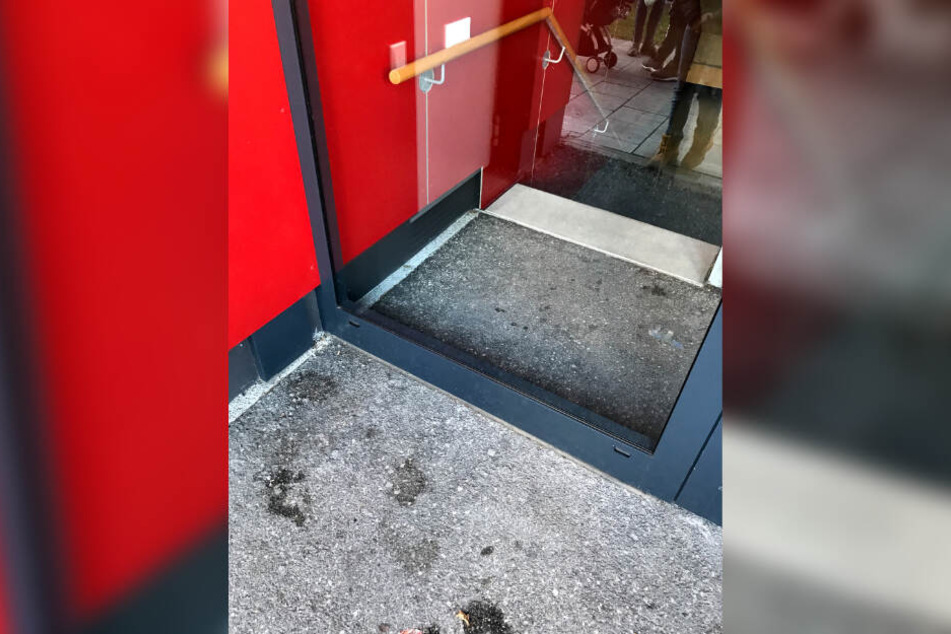 Hinter dieser, nur von der Rückseite zugänglichen Glastür wurde ein etwa zwei bis drei Monate altes Mädchen am Neujahrstag in einer Baby-Transportschale gefunden.