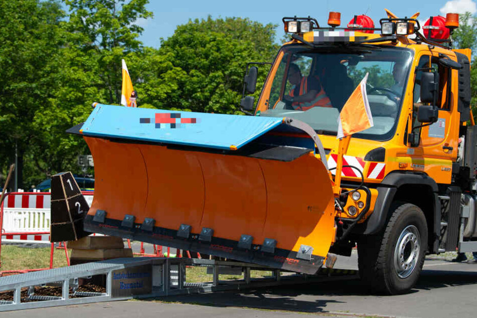 Unter anderem mussten die Schneepflug-Fahrer einen Slalom bewältigen und über eine Rampe fahren.