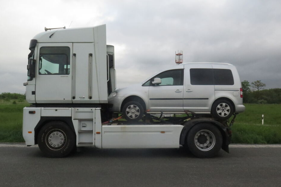 Ein Auto steht mit Gurten verzurrt auf der Sattelplatte eines Sattelschleppers. Auf der Autobahn 72 bei Feilitzsch im Landkreis Hof stoppten die Beamten den Fahrer.