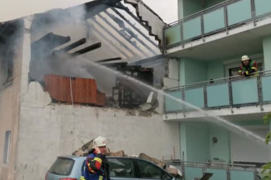 Die Explosion schlug ein riesiges Loch in die Häuserfassade.