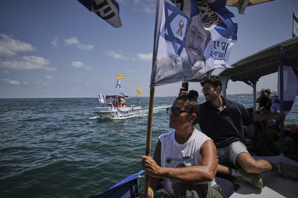 Angehörige und Unterstützer von israelischen Geiseln, die von der Terrororganisation Hamas festgehalten werden, segeln entlang der Küste der südlichen israelischen Stadt Aschkelon in Richtung Gazastreifen. Sie protestieren für die Freilassung der Geiseln und fordern ein Ende des Krieges.