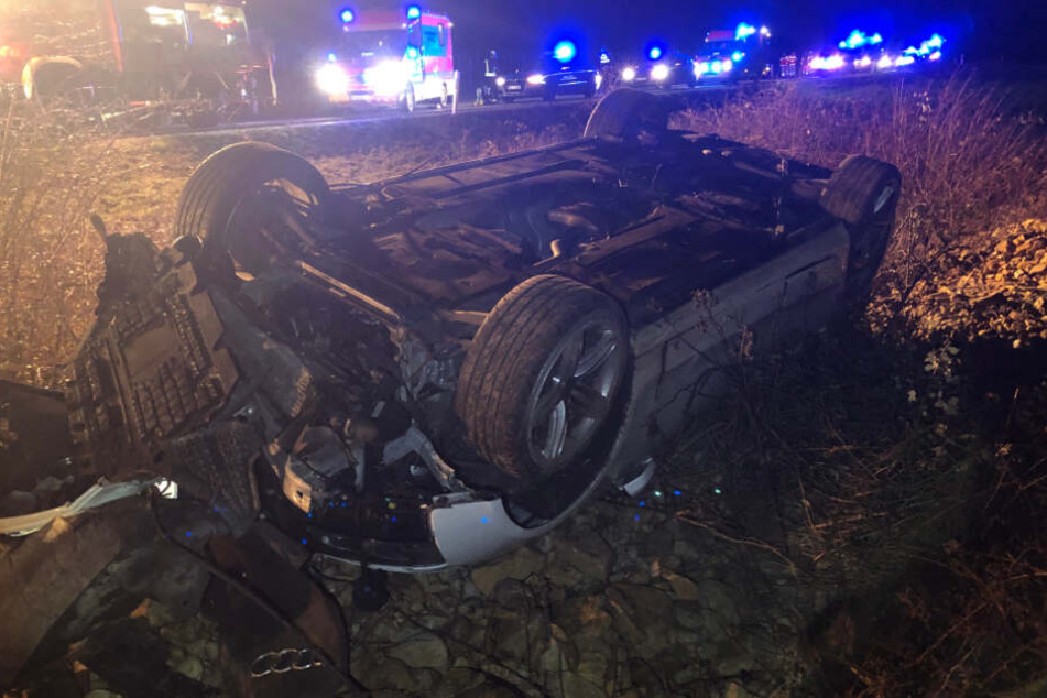 Total besoffen: Auto mit drei Männern fliegt aus Kurve und überschlägt sich
