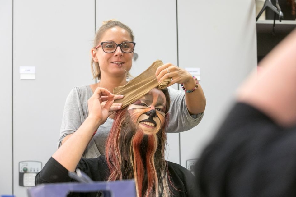 Dieser Kopfverband muss keine Wunde stillen, er hält nur die Haare des
Schauspielers in Zaum.