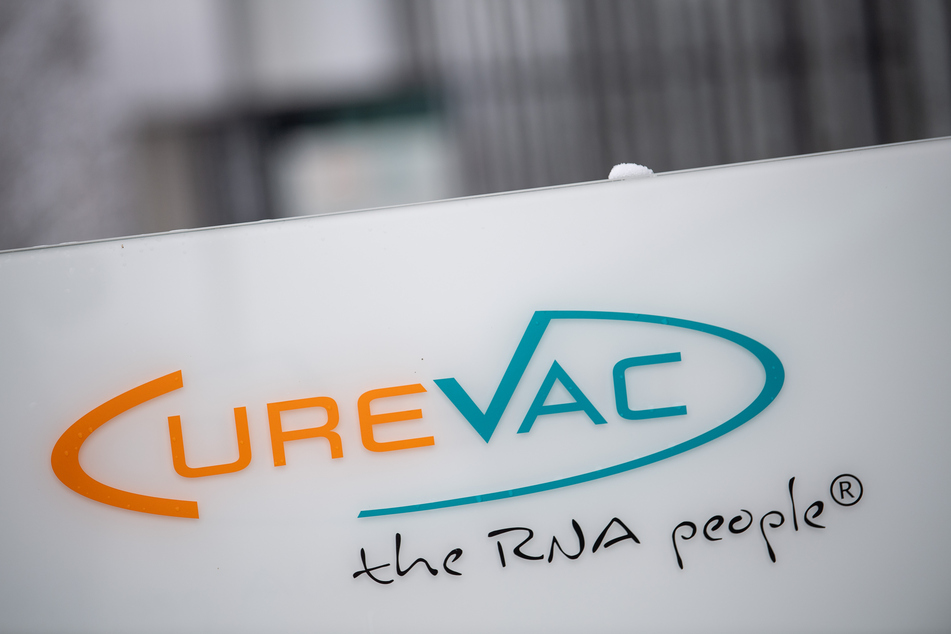Baden-Württemberg, Tübingen: Das Logo des Biotech-Unternehmen Curevac mit dem Slogan "the RNA people" steht an der Unternehmenszentrale in Tübingen.