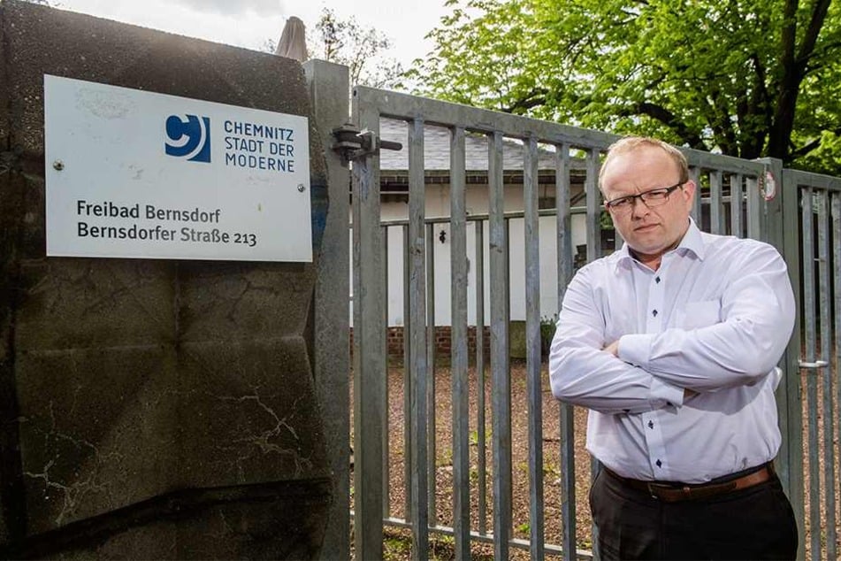 Bleibt das Bernsdorfer Freibad offen, wenn das Hallenbad gebaut wird?, fragt Falk Müller (40, AfD).