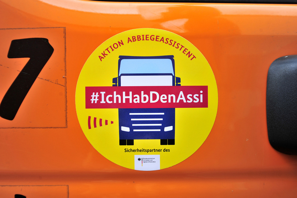 Der Aufkleber zeigt's: Dieses Fahrzeug ist mit einem Abbiegeassistenten ausgerüstet.