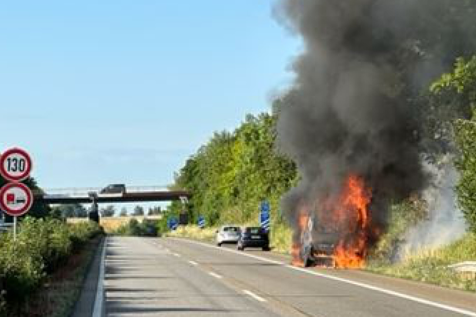 Wohnmobil steht lichterloh in Flammen: A65 voll gesperrt!