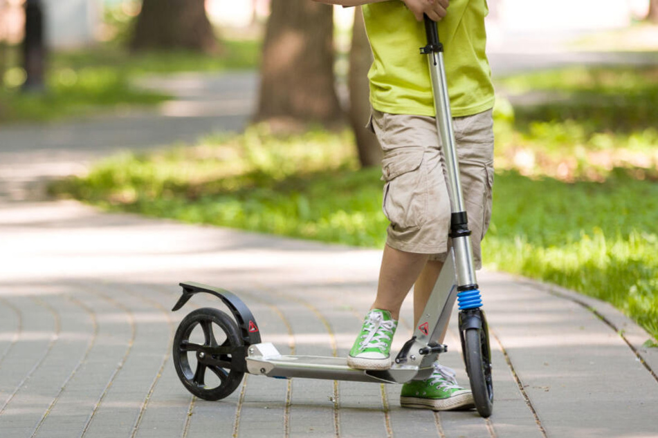 Der Junge schnappte sich seinen Roller und verschwand von zuhause. (Symbolbild)