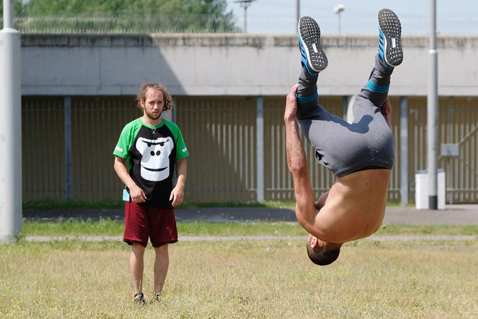 Trainer Teo (l.) beobachtet die Übungen von Häftling Omar.