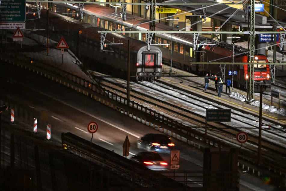 Nach der Einstellung des Bahnverkehrs warten derzeit mehrere hundert Bahnpassagiere am Grenzübergang Brenner auf ihre Weiterreise nach München.