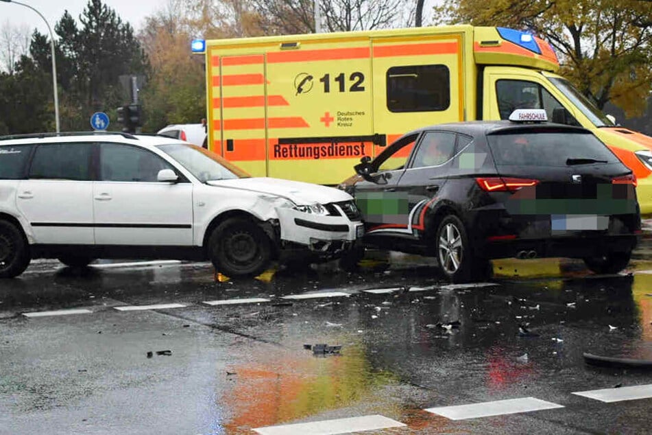 An dem Unfall auf der Kreuzung war auch ein Fahrschulauto involviert.