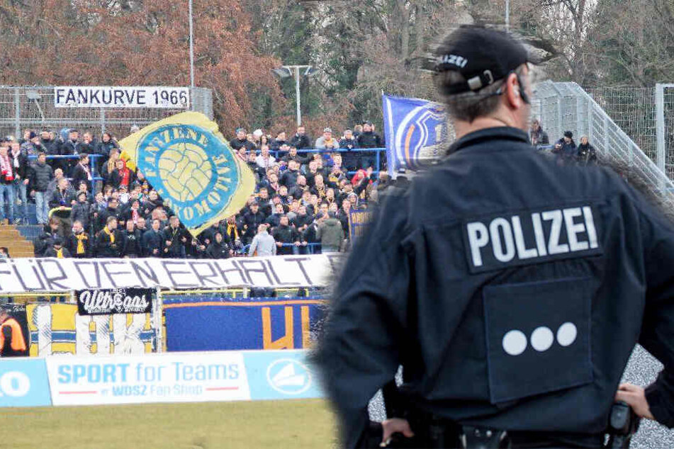 Die Berliner Fans schafften es nicht ins Bruno-Plache-Stadion, sondern wurden von der Polizei festgehalten. (Symbolbild)
