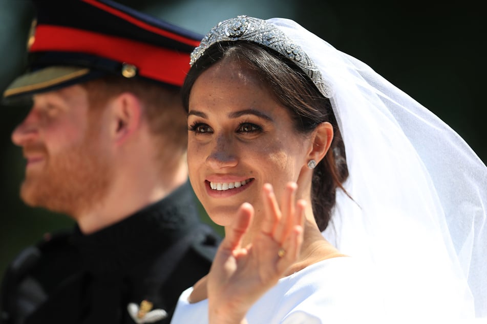 Bei ihrer Hochzeit mit Prinz Harry (41) trug Meghan (44) ein Diadem aus Diamanten, das 1932 für Queen Mary angefertigt worden war.